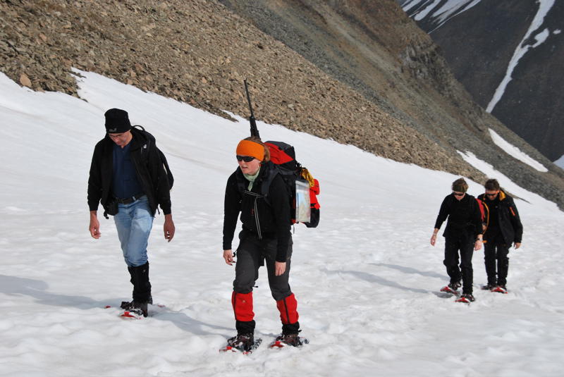 The hike up to the 'Sarcophagus' - snow-shoes and a gun (because of polar bears) are required (picture by Gunther Herrmann)